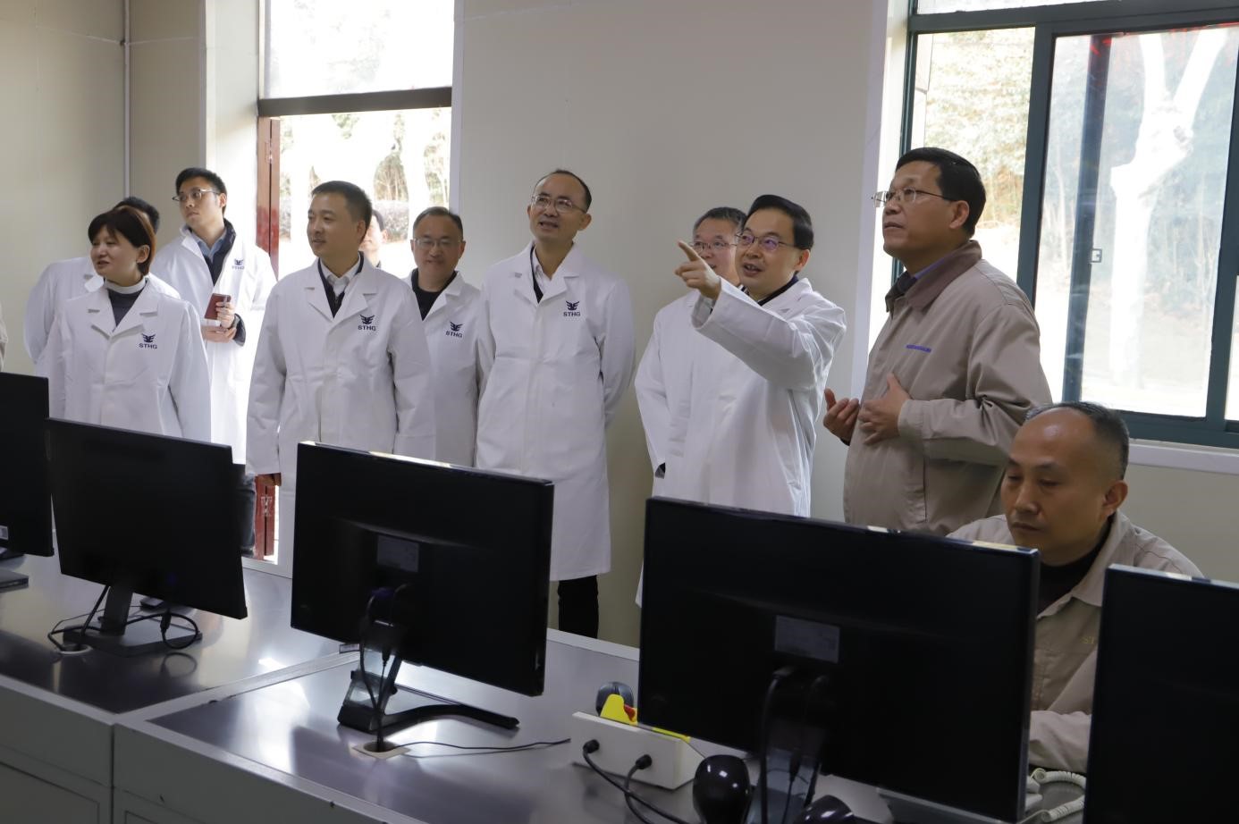 安徽省副省长李中一行莅临淮南舜泰化工有限责任公司开展专题调研