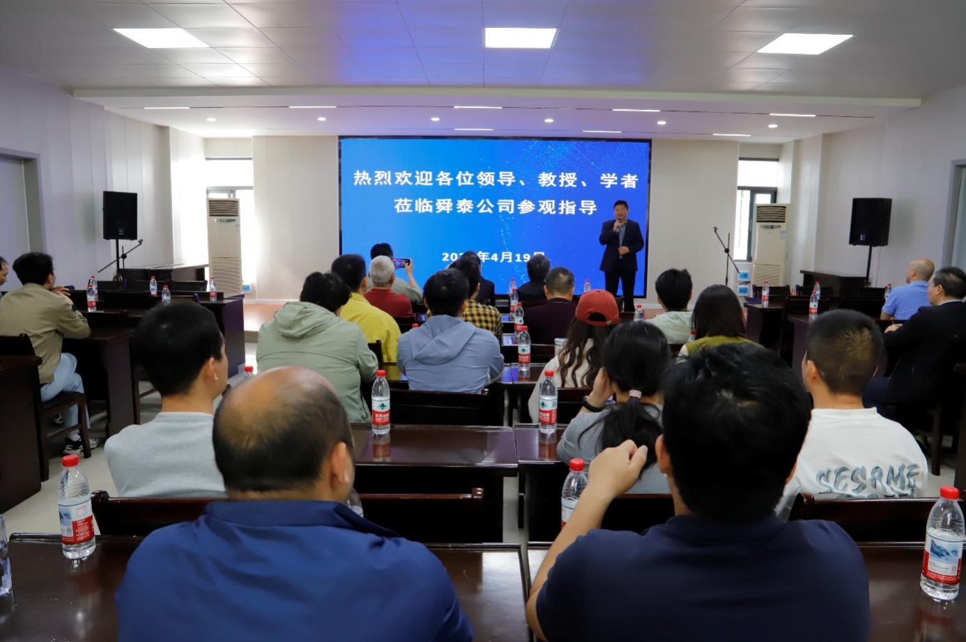 “第七届金石科学•水中爆炸动力学及爆炸效应前沿技术论坛”与会专家、学者前来舜泰公司参观